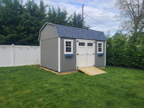 10x14-gambrel-transom-doors-blue-flowerboxes-2