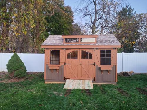 JSSB-10x14-Garden-Transom-Tugboat-redwood-natural-tone-trim-and-doors-Amber-shingle-1
