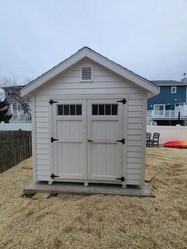 JSSB-8x10-garden-lap-sided-transom-doors.-white-black-roof-3