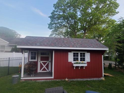 LISB10-x-20-Garden-Quaker-barn-red-colonial-slate-4x7-deck-single-and-double-transom-doors-white-classic-flowerboxes-and-Z-shutters-5